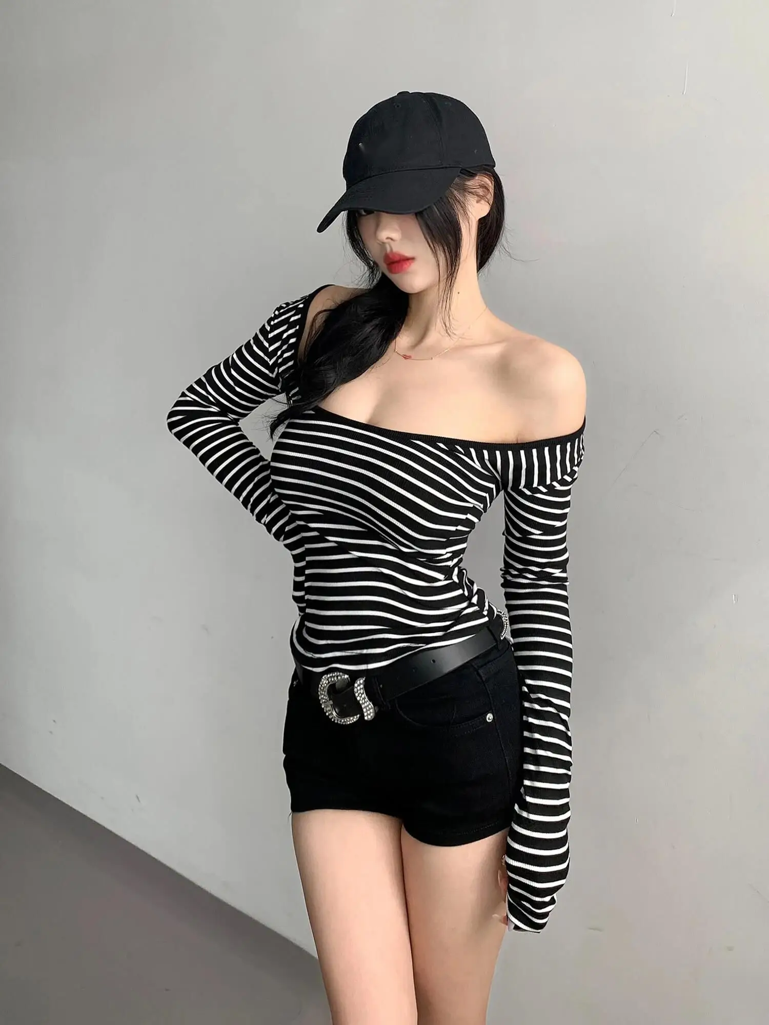 Autumn Niche Design Sense Big Backless Striped Long Sleeved Round Neck T-shirt Women's Screw Thread Slim Casual Top D592