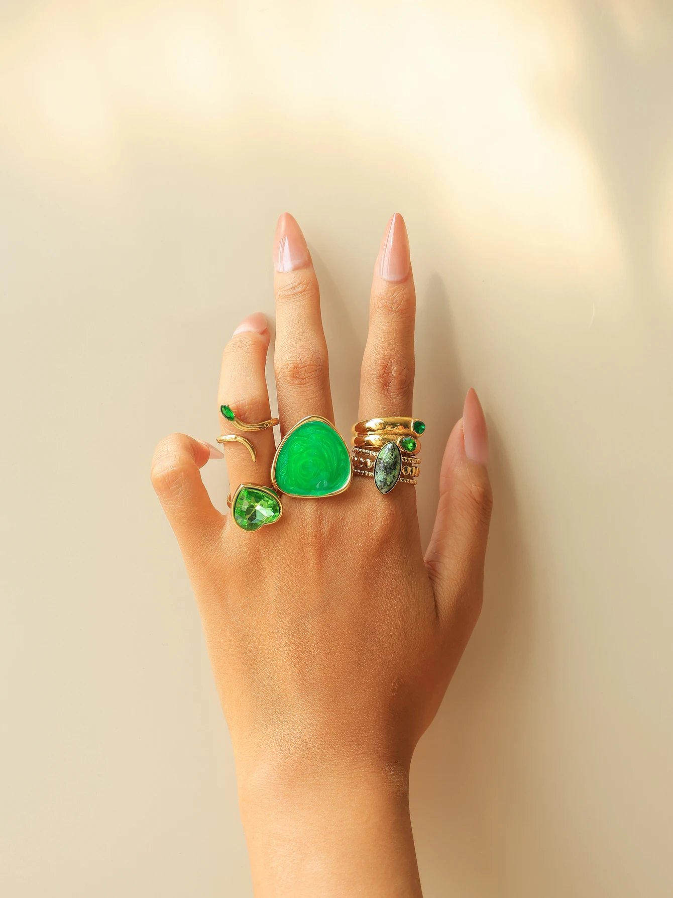 A retro and versatile holiday green zircon enamel natural stone ring suitable for women\'s parties, dates, gifts and travel
