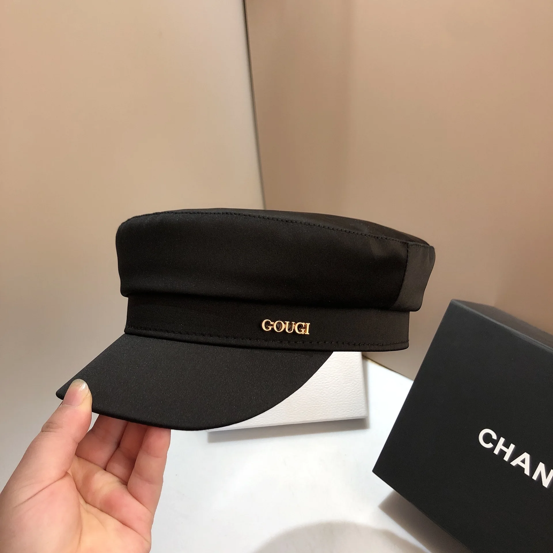 ​ قبعة بحرية جديدة من الساتان لعام 2025 للنساء - قبعة مسطحة مثل الحرير من الأسيتات، قبعة ربيع الخريف ريترو شيك، قبعة شمس قابلة للتعديل ​