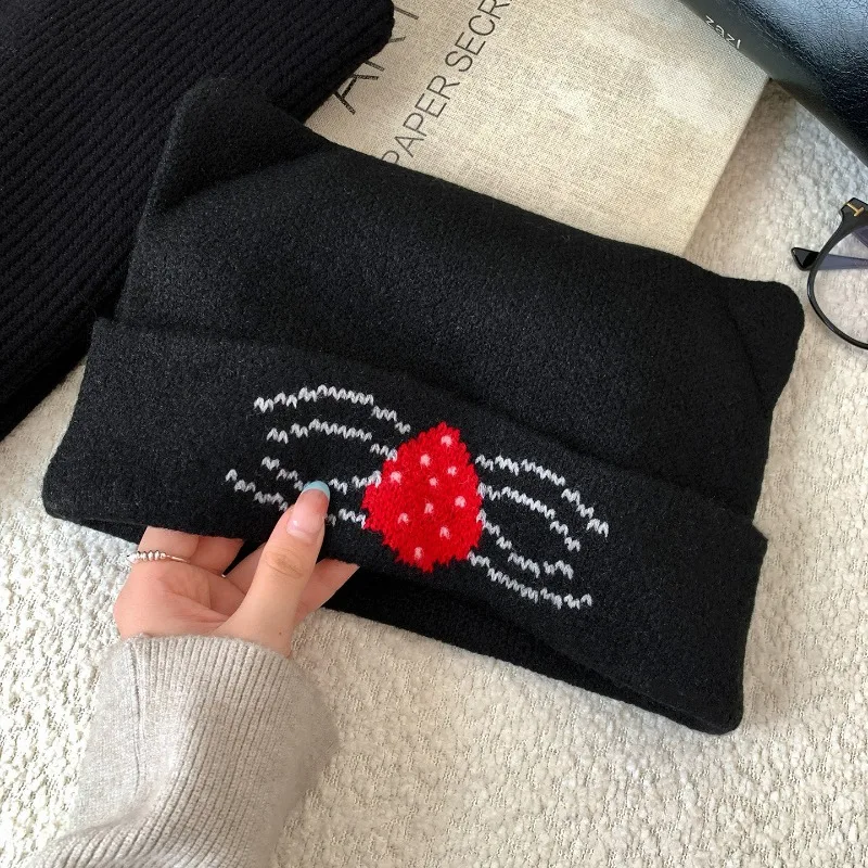 Neue süße Erdbeer-Jacquard-Strickmütze mit Katzenohren für Damen, Wintermütze mit Ohrenschutz, vielseitige Mütze im Skull-Beanie-Stil – Detail 6