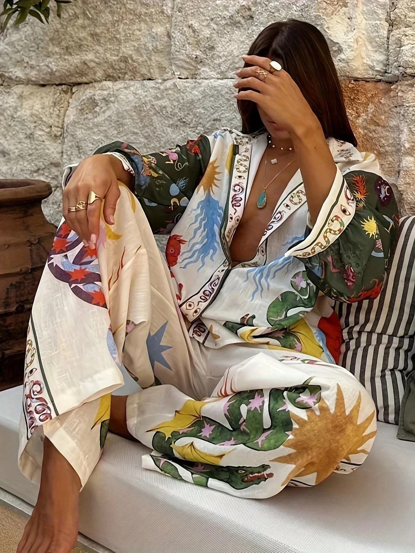 Conjunto Coordinado con Estampado Artesanal Boho: Camisa de Manga Larga con Botones y Pantalones Holgados con Motivos de Sol, Estrellas y Serpientes