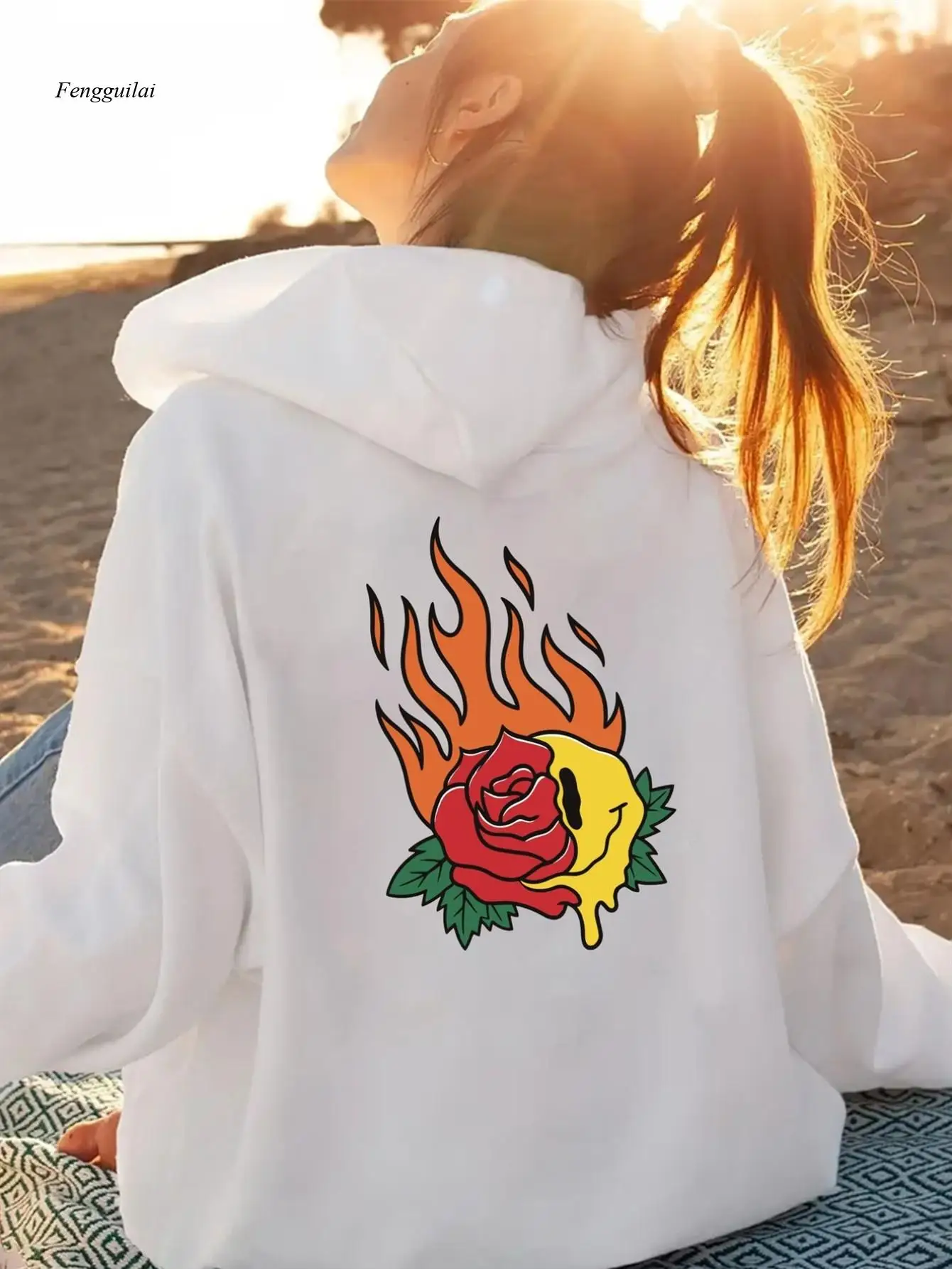 

Белая толстовка с капюшоном и принтом на спине — дизайн листа в виде тропического пламени, розы и пальмового дерева