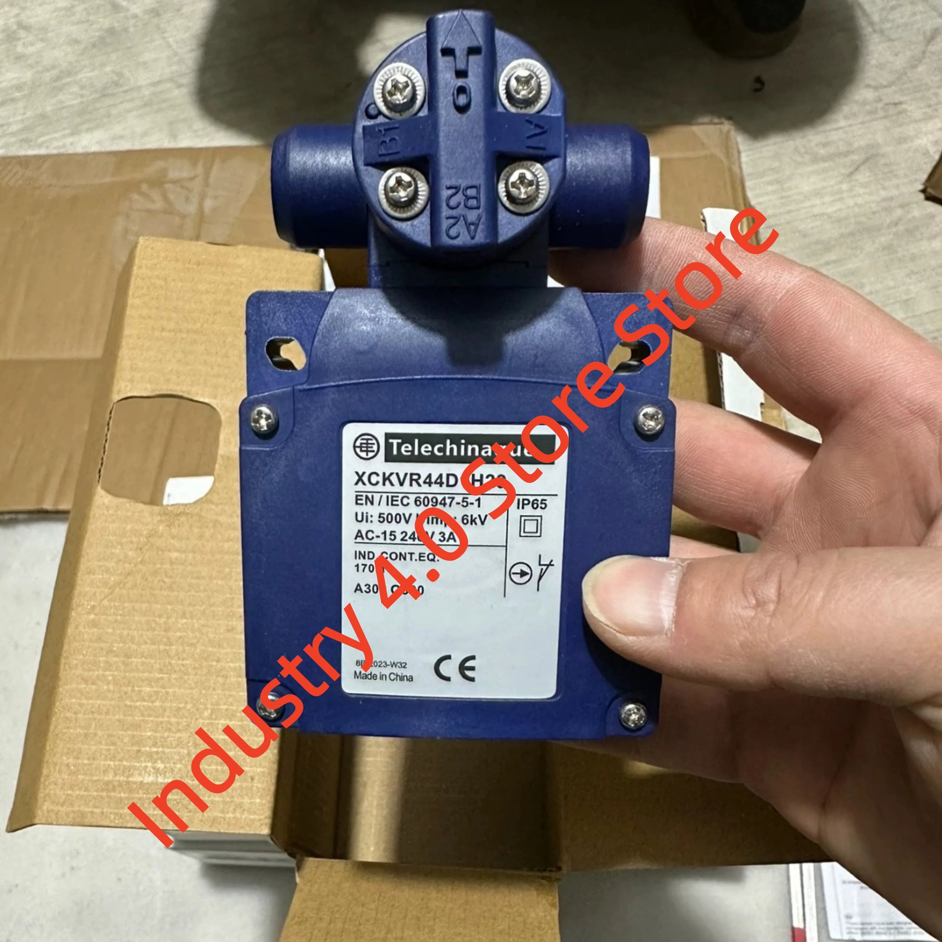 Cross lifting limit switch new in box  XCKVR44D1H29 XCKVR54D1H29