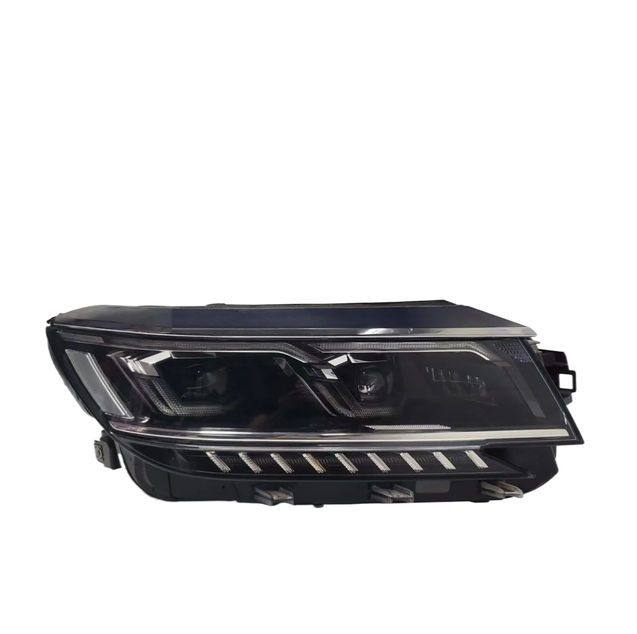 Suitable for the front lighting system of Volkswagen Passat cars, LED high-end headlights suitable for 2029-2021 model years