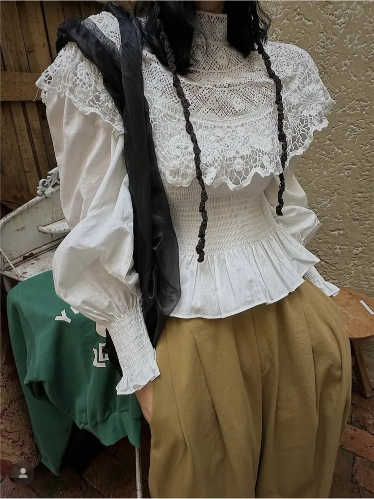 

Винтажная черно-белая вязанная крючком полая кукольная рубашка с кружевным воротником-стойкой и пышными рукавами, тонкая талия, топ в стиле ретро, повседневная сказочная блузка