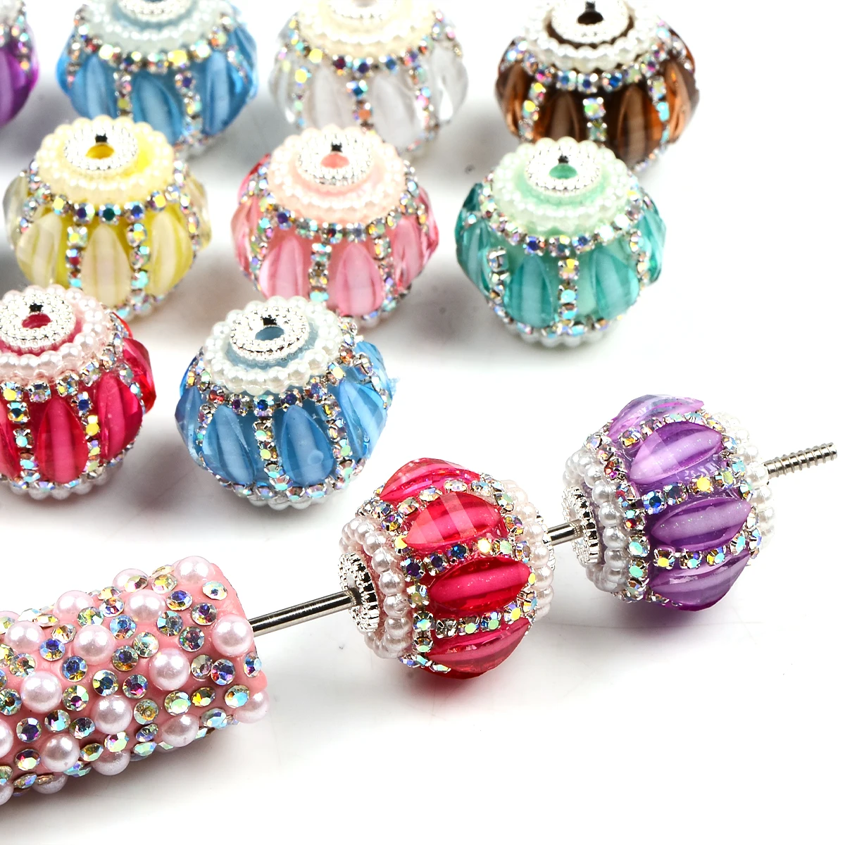 4 Stück sortierte funkelnde Strasssteine mit künstlichen Perlen, Stift, Blumenkugelperlen für Schmuckherstellung, DIY-Schlüsselanhänger, Armband