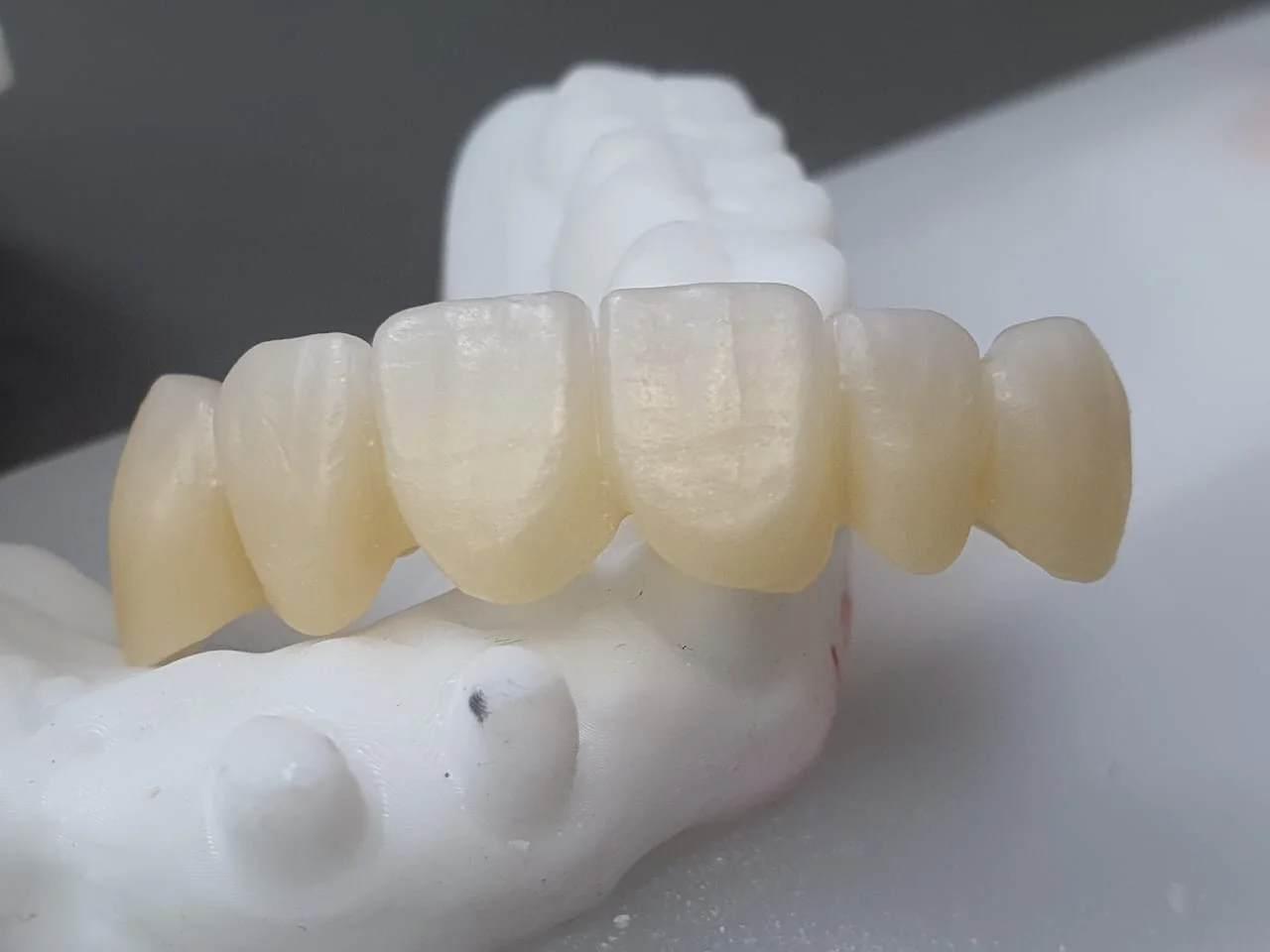 Multilayer-3D Zirconia Block 98mm Thickness 18mm Translucency 46-49% Bending Strength 700-1100 Mpa Vita 16 and Bleach Colors