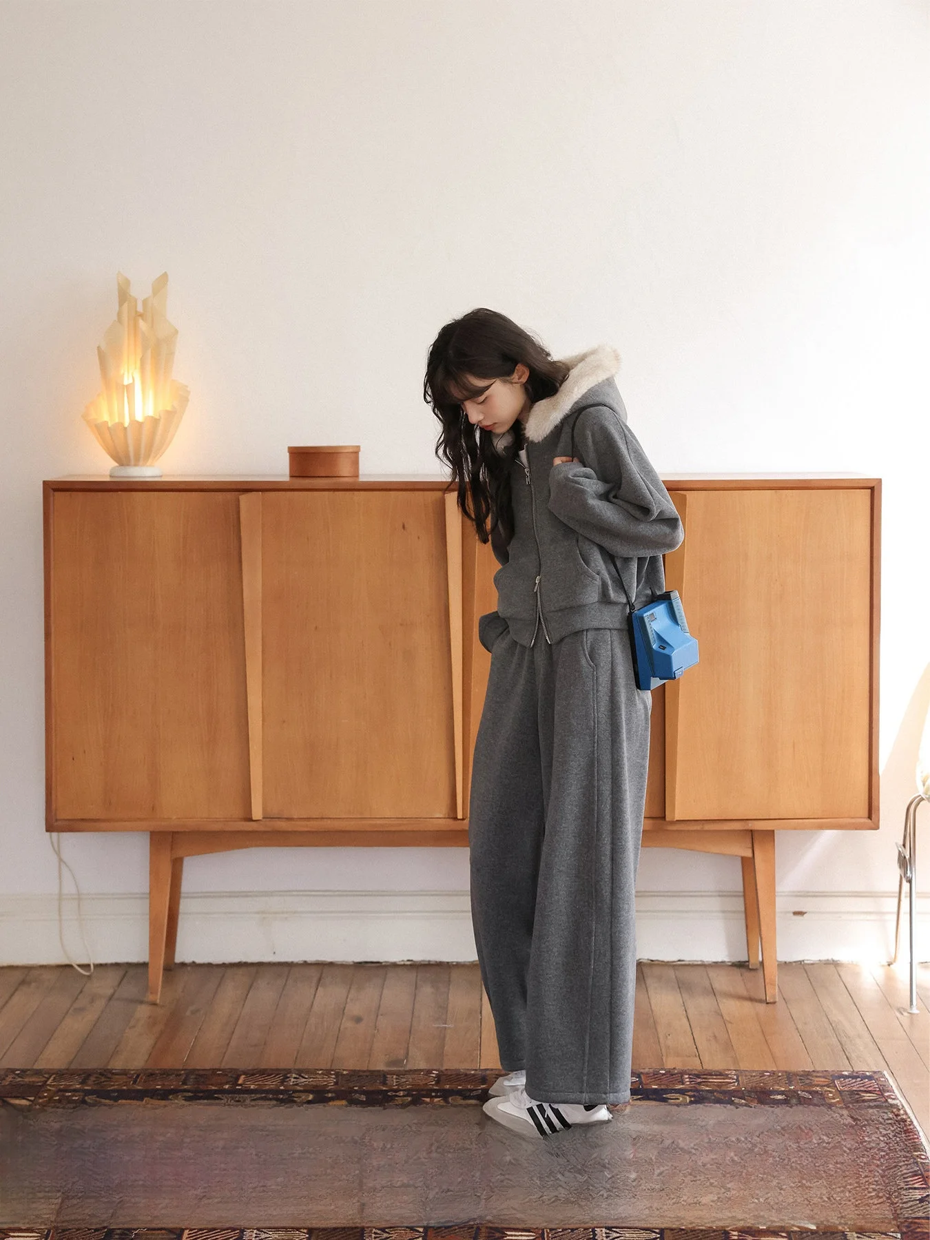 

Теплый модный зимний комплект для женщин: куртка-худи на флисовой подкладке и повседневные брюки. Уютный и стильный ансамбль.