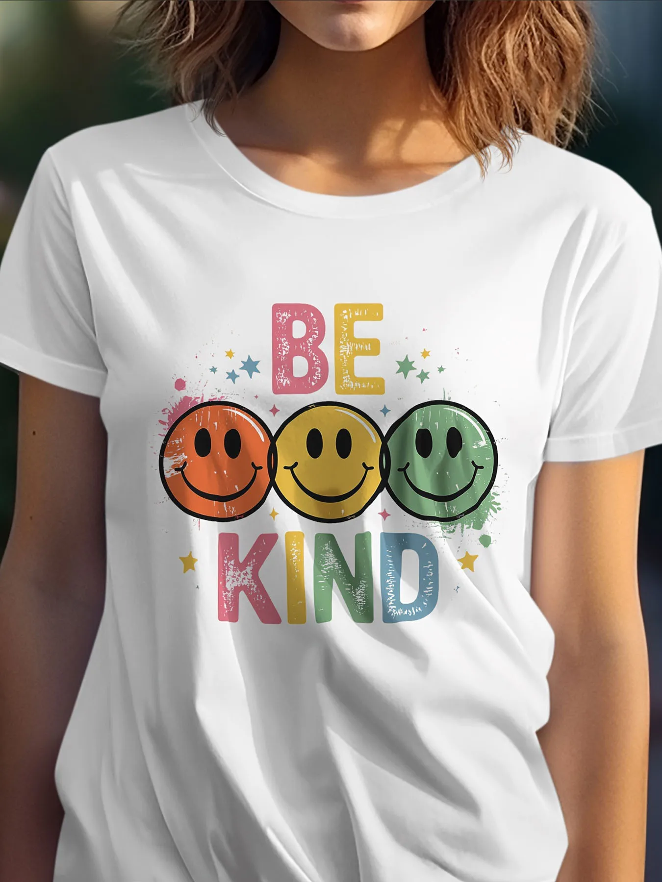 Camiseta blanca con mensaje positivo para mujer, camiseta gráfica con diseño de rostros alegres, blusa informal de manga corta con cuello redondo