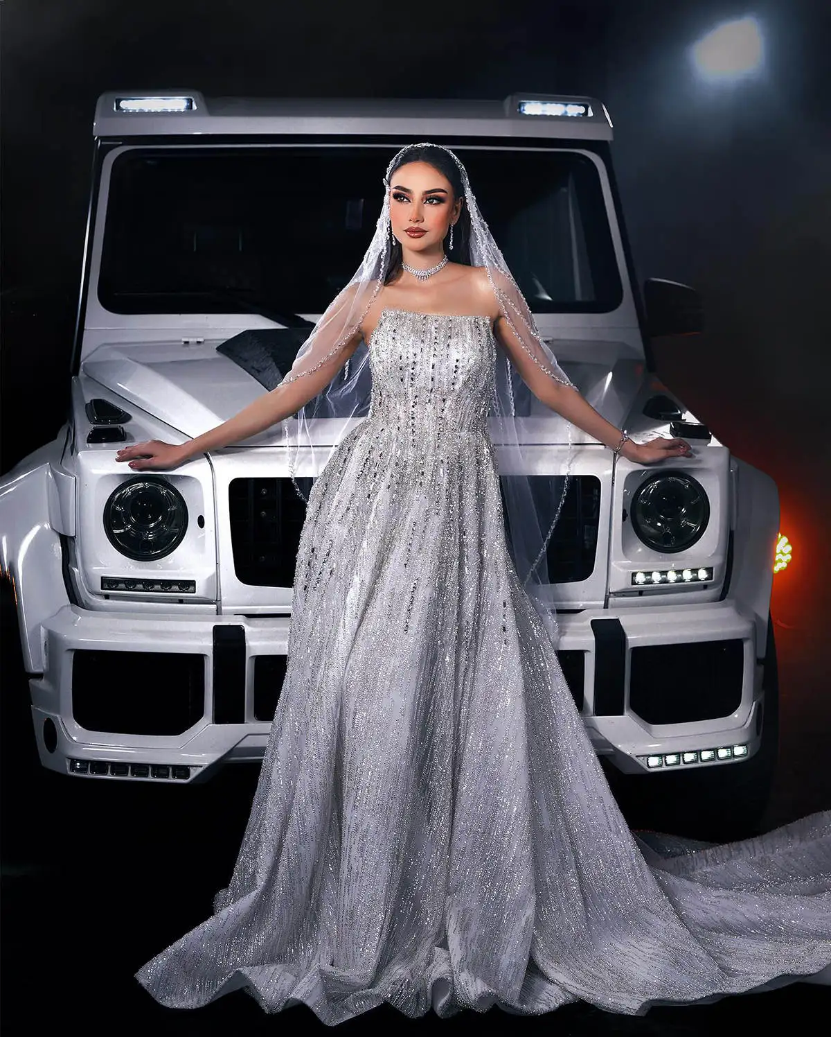

Sparkling A Line Gown Wedding Dresses Sleeveless Shiny Crystals Sequined Bridal Gown Sweep Train Vestido De Noiva Customized
