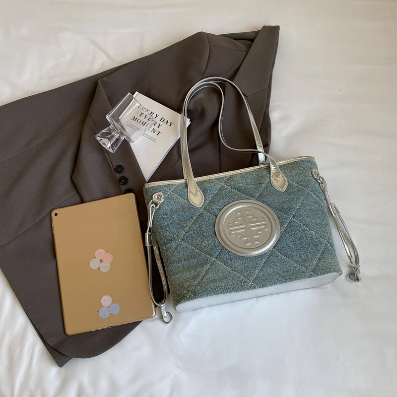 Denim bag for women with large capacity, 2024 new summer casual shoulder diamond plaid bag, class commuting tote bag