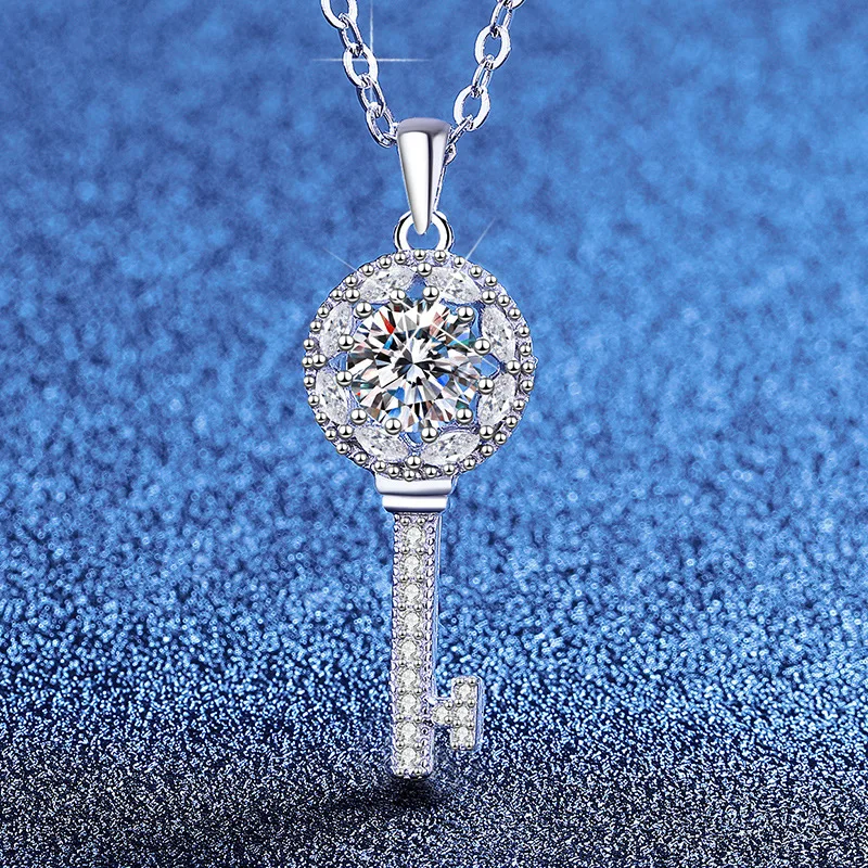 

Moissanite Pendant Platinum PT950 18K Gold Classic Key Necklace Twilight Star Pendant Simple and Luxurious Style Moissanite