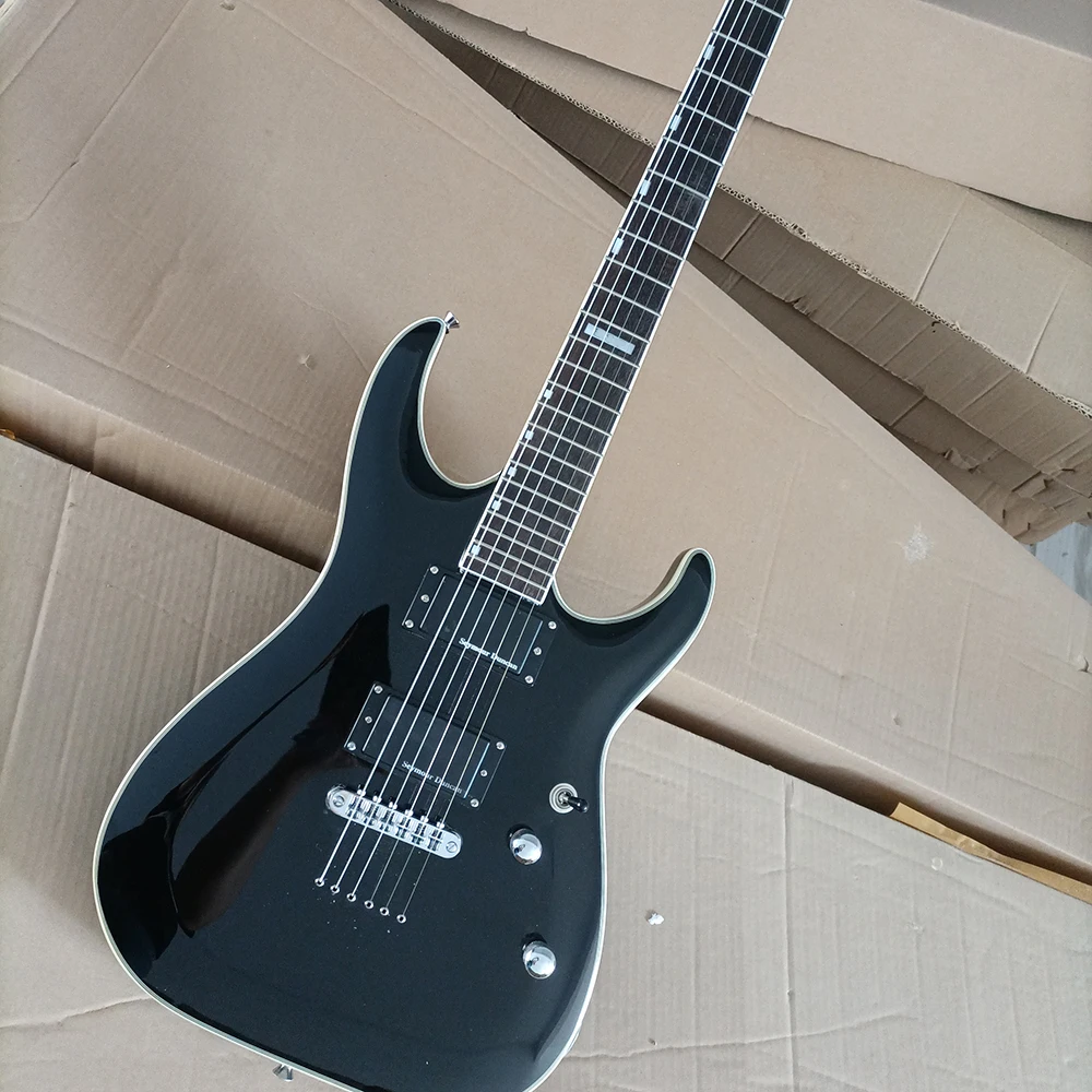 

Черная 6-струнная электрогитара с грифом из палисандра и сквозным креплением струн