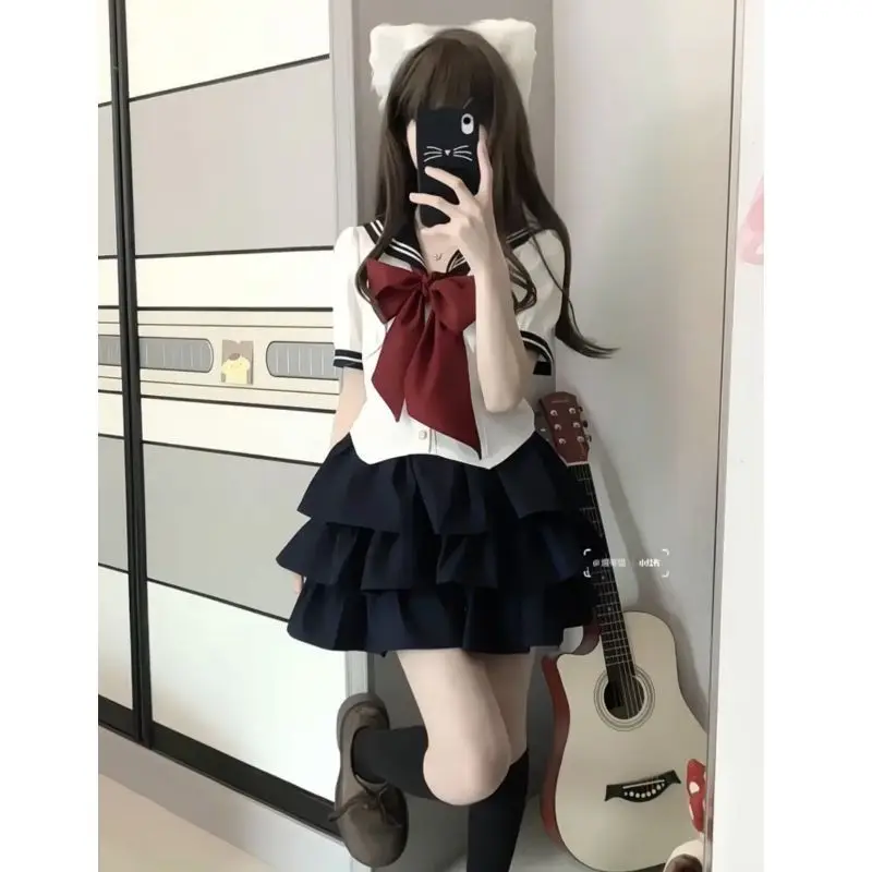 Japoński mundurek szkolny JK, dziewczęca koszula z granatowym kołnierzykiem i dużą kokardą, letnia czarna spódnica typu cake z wysokim stanem, spódnice z efektem bufki.