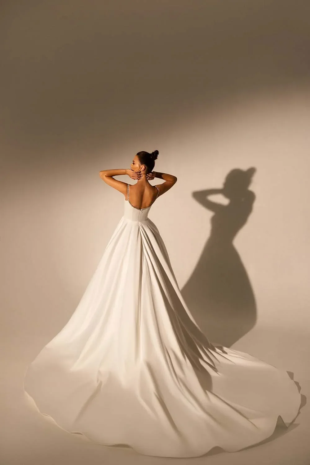 Abito da sposa rotondo con cinturino in cristallo italiano stile semplice semplice abito da sposa con perline di cristallo abito da sposa da spiaggia principessa