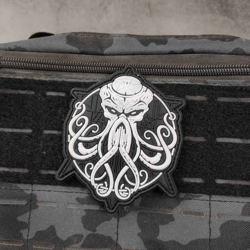 Parche 3D Cthulhu con efecto glow – PVC para mochilas y equipamiento - imagen 2