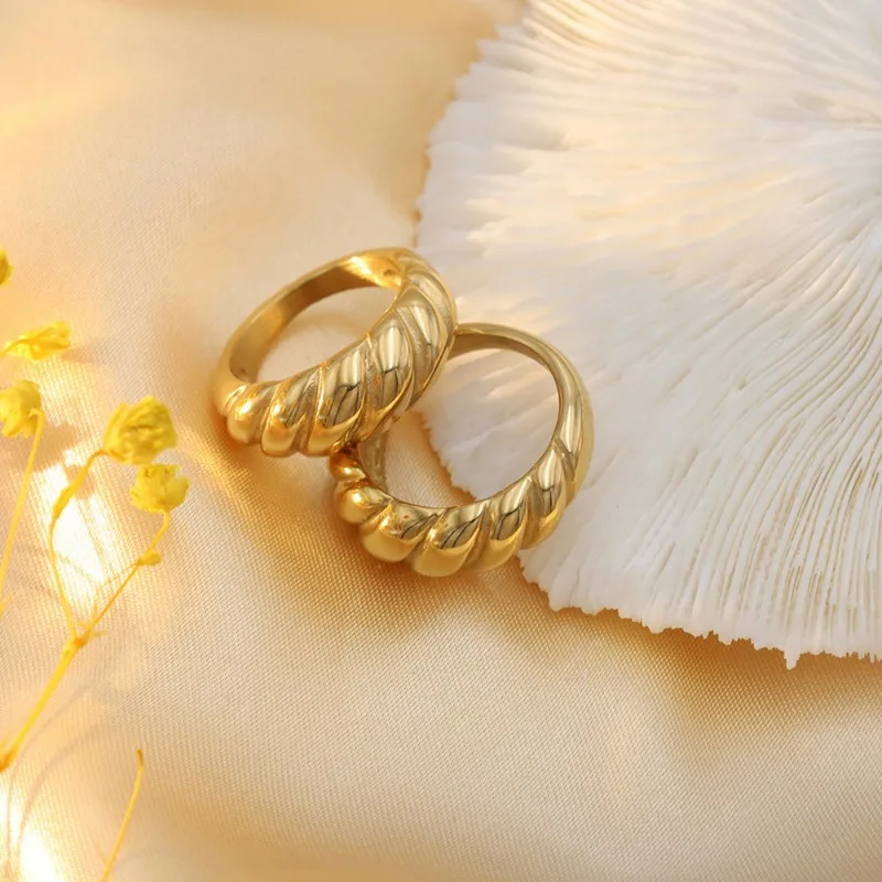 

Хит продаж: кольцо «Хлебный кольцо» в стиле легкой роскоши, не выцветает, нишевое кольцо из титановой стали 18 карат, кольцо «Круассан», в стиле Ins