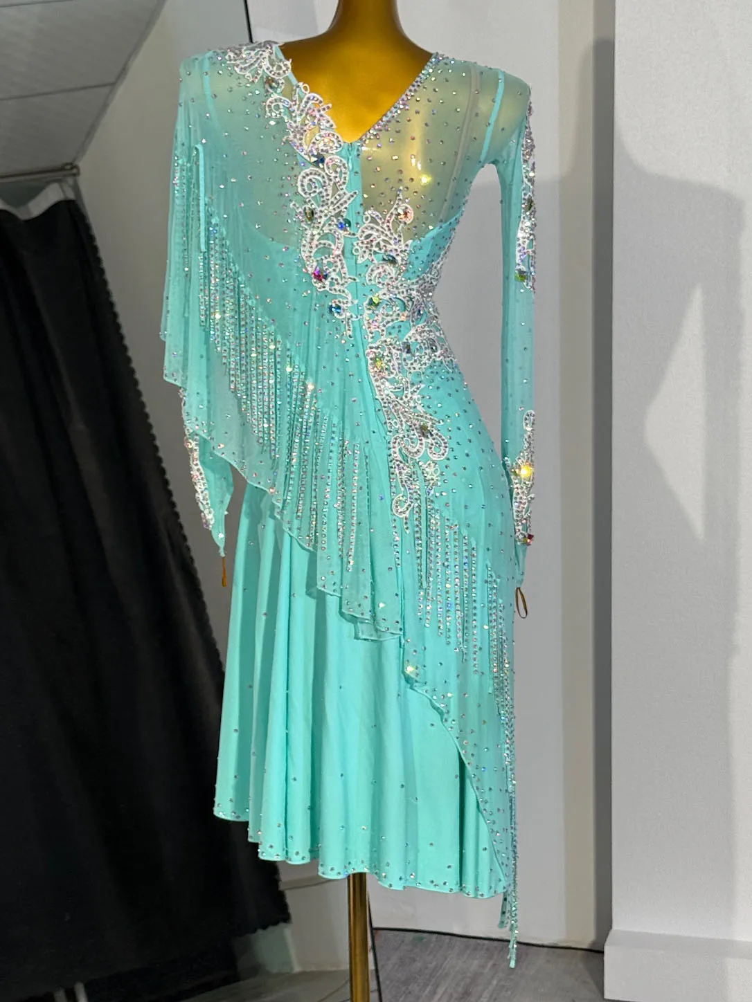 Vestido de competição de dança latina personalizado – material de nível profissional, ajuste personalizado, detalhes de strass e saia dinâmica