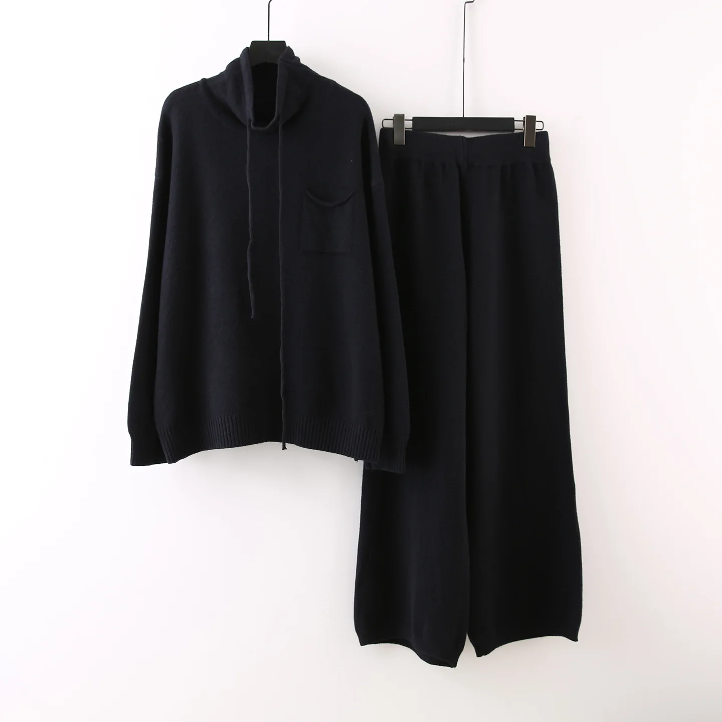 ชุดเซ็ตสองชิ้น เสื้อไหมพรมคอตั้งสำหรับสุภาพสตรีทำงาน รุ่นใหม่ประจำฤดูใบไม้ร่วงและฤดูหนาว พร้อมกางเกงขายาวทรงกว้างเนื้อหนา