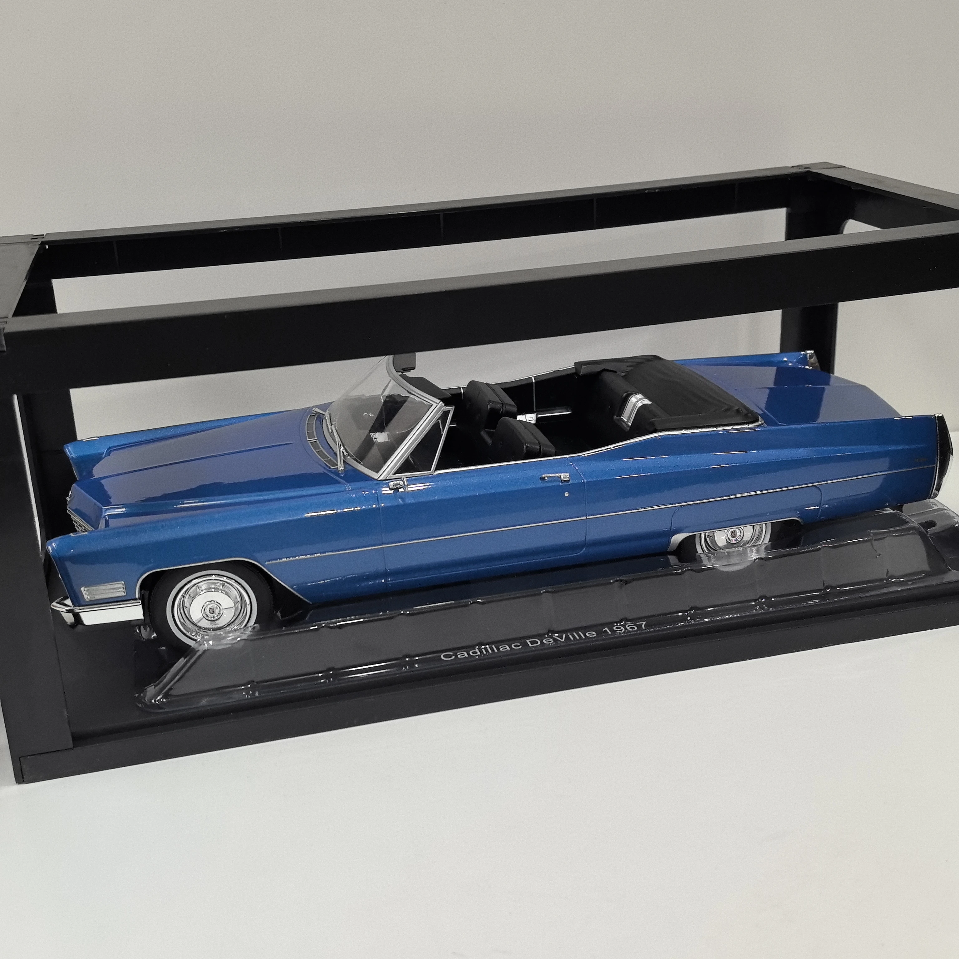 Model Cadillac Deville 1967 w skali 1/18, wykonany odlewniczo, kolekcjonerski model samochodu ze stopu, zabawka, prezent, pamiątka, ozdoba do ekspozycji.
