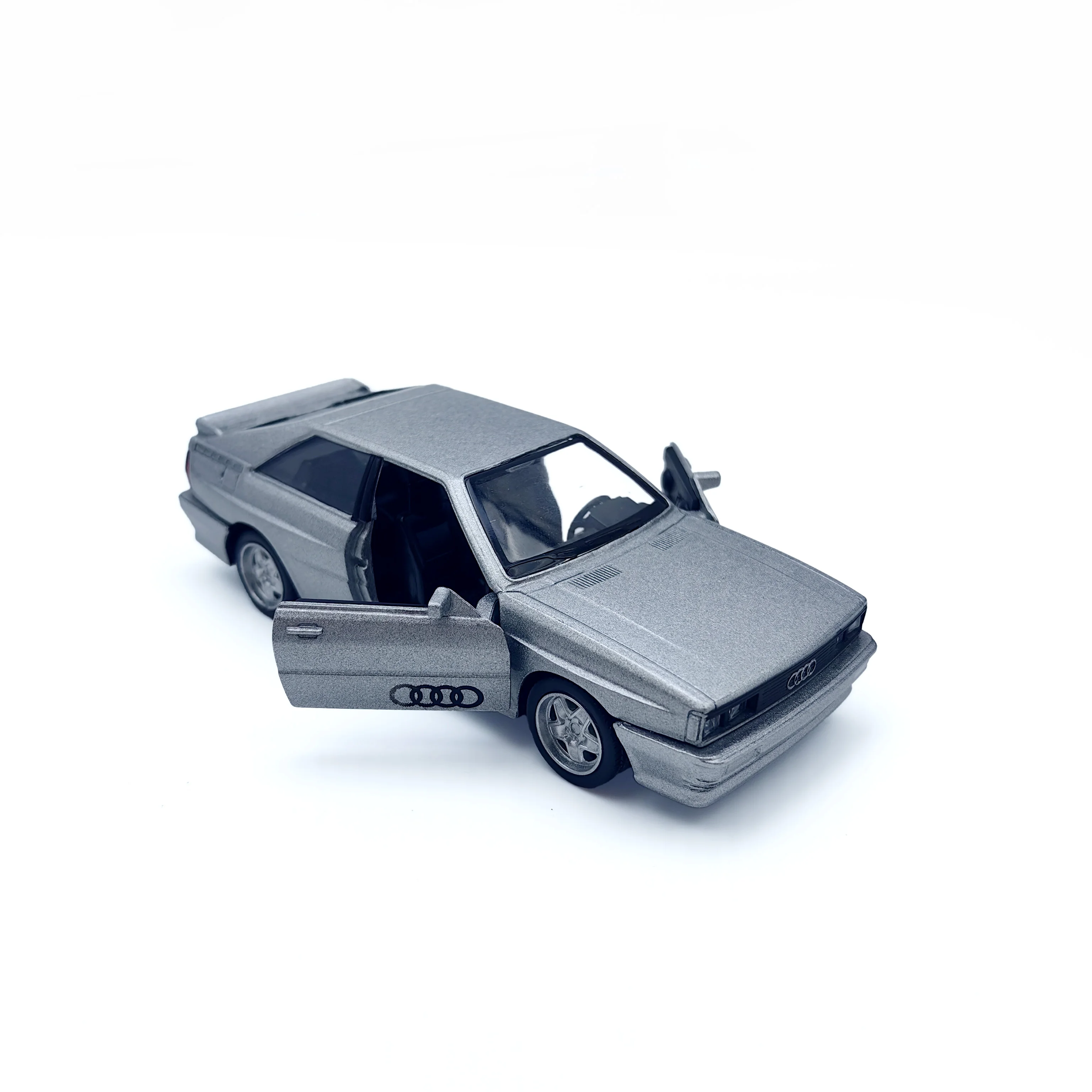 سيارة أودي كواترو 1980 مصنوعة من خليط معدني مصبوب |   فتح الأبواب |   محرك التراجع |   داخلية مفصلة |   لعبة أطفال هدية العيد