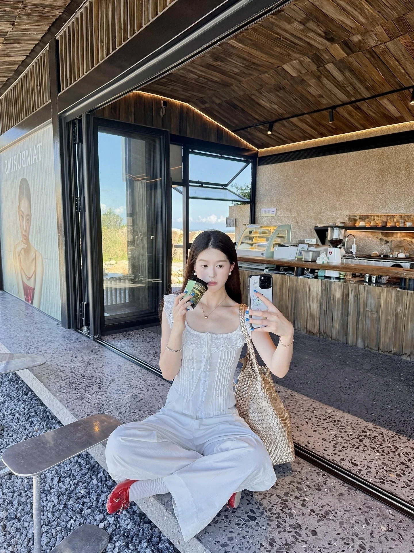 

Белая женская летняя блузка с кружевной отделкой и коротким рукавом, дышащий топ на бретельках, приталенный крой для повседневной носки