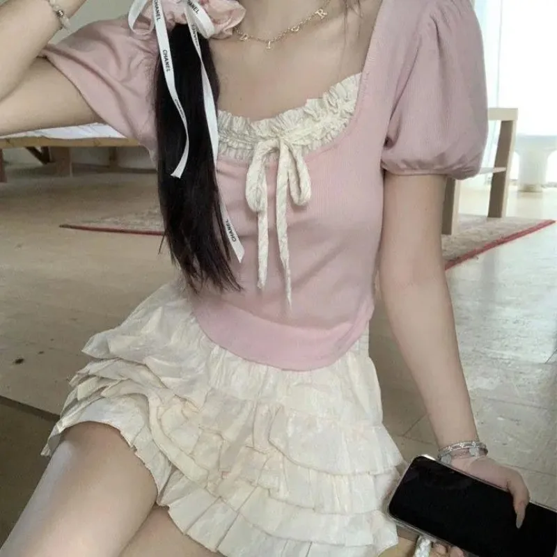 

Женский комплект из двух предметов в стиле Pure Style: розовый топ с бантом и многоярусная мини-юбка с рюшами, летний милый наряд