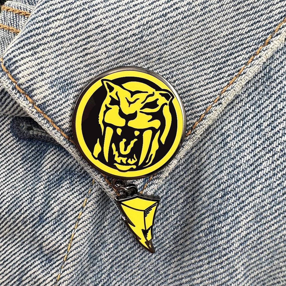 Mighty Morphin Power Rangers Gelber Ranger Emaille-Pin, Sabertooth-Tiger Power-Münze, Brosche, Blitz-Anhänger, Metall-Abzeichen, Geschenk – Detail 1