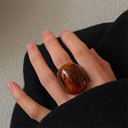 New Vintage Trendy Large Finger Rings for Women Exaggerated Amber Color Resin Temperament Geometric Finger Ring Punk Jewelry