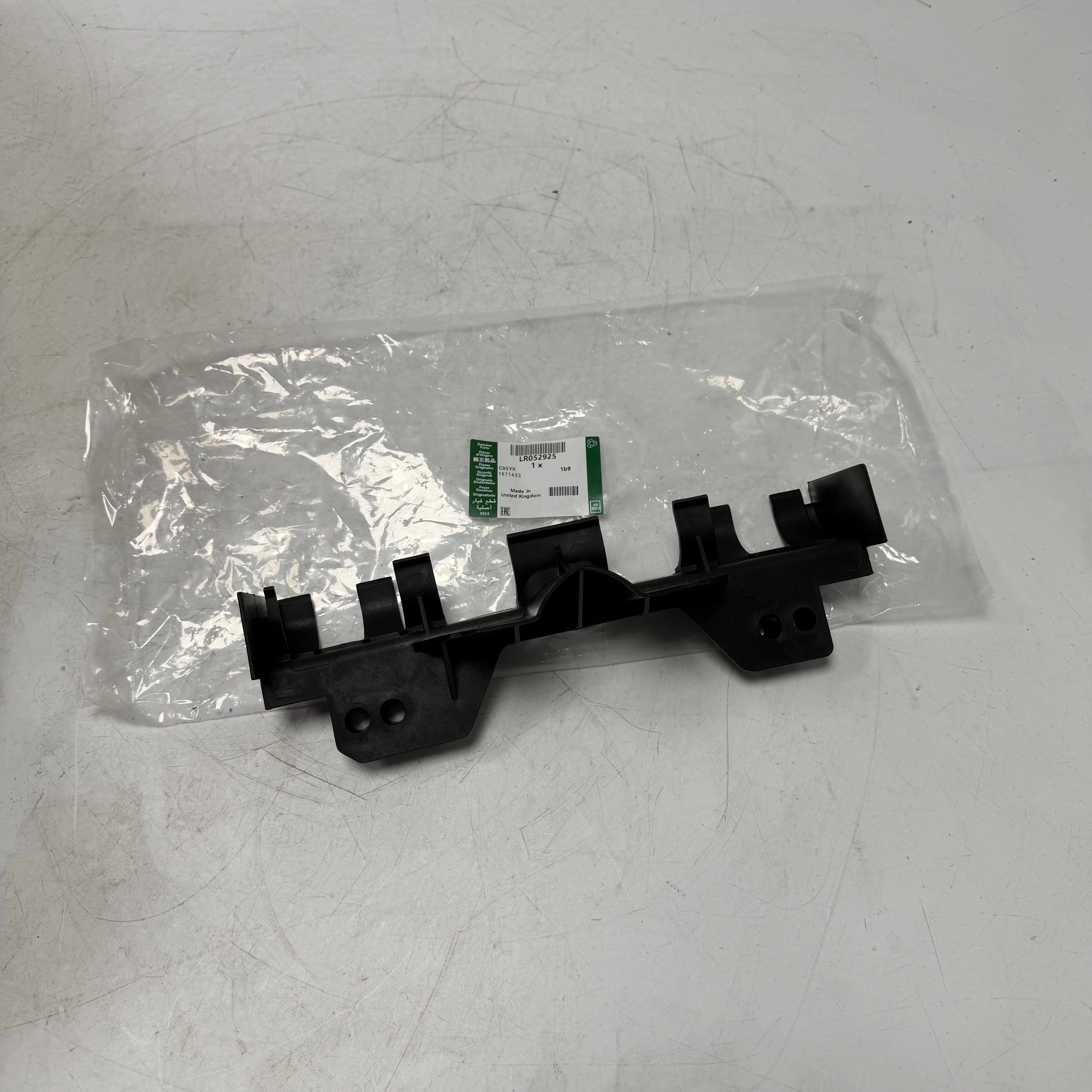 LR052925 LR117094 LR110456 LR038060Suitable  Range Rover radiator bracket High quality Land Rover parts air spoiler bracket 1pcs
