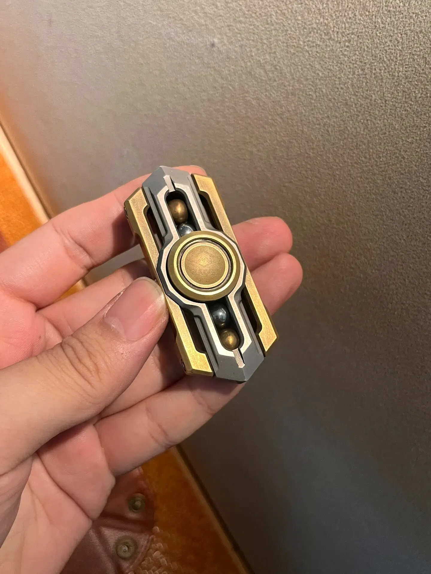 Used EDC MACKIE Studio Brass Two-Page Armored Knight EDC Fingertip Gyro Push Card