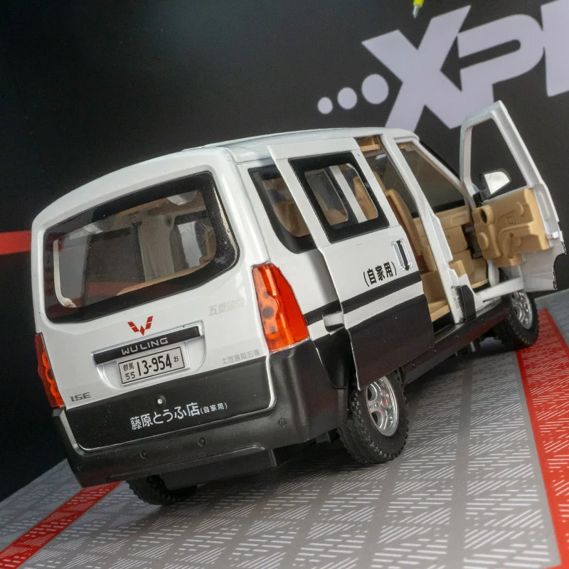 

1:24 The alloy car model of Wuling Tofu Car turns to acousto-optic children's toys, and the door and hood trunk can be opened.