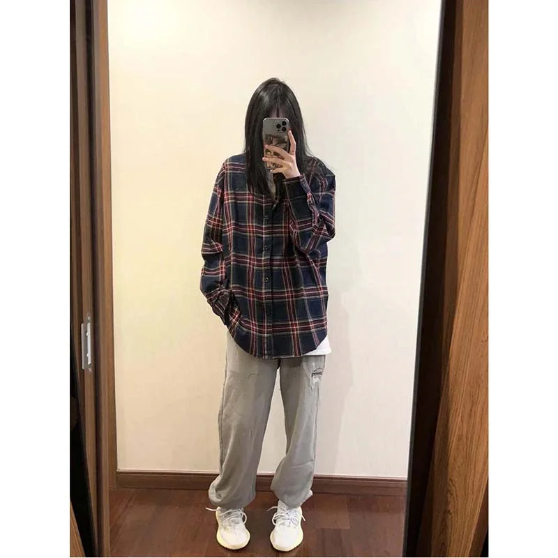 

Женская рубашка больших размеров в корейском стиле, весна-осень, в клетку, свободного кроя, скрывающая недостатки фигуры, студенческая, повседневная, с длинным рукавом, на пуговицах