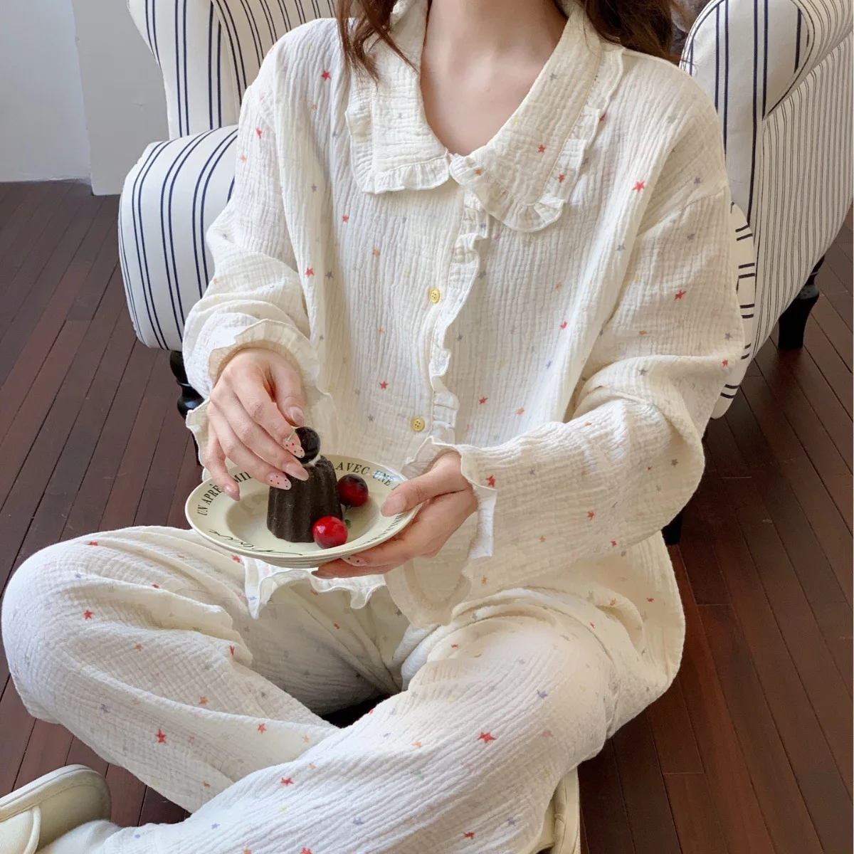 

Женский комплект для дома из двойной пряжи 2026: пижама с воротником «кукла», длинными рукавами и брюками, кружевной, для весны и осени