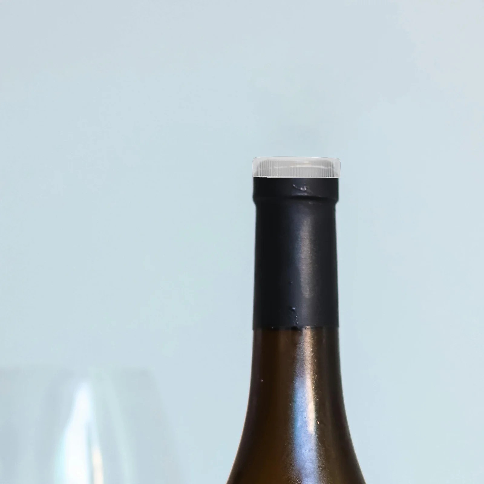 

100Pcs Red Wine Bottle Stoppers Clear Plastic Round Sealing Plugs Easy Insertion Leakproof Reusable for Wine Bottles Shakers