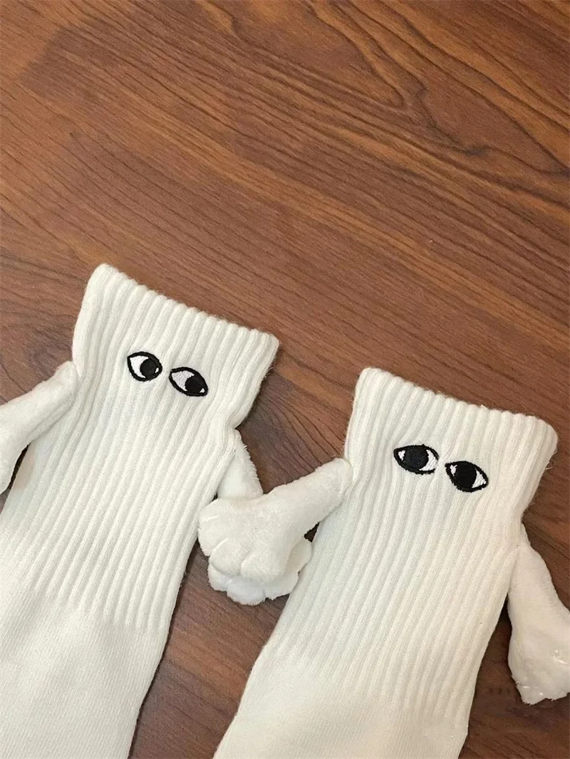 1 Pair Fashion Funny Creative Magnetic Attraction Hands Black White Cartoon Eyes Couples Sox Socks