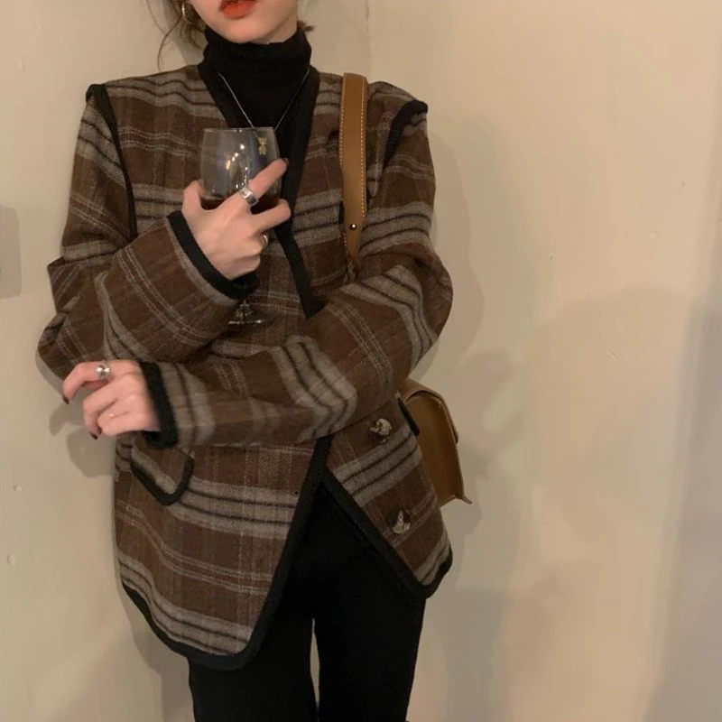 

2025 New Arrival Women's Retro Plaid Thickened V Neck Loose Fit Plus Size Long Sleeved Wool Coat Salt Style