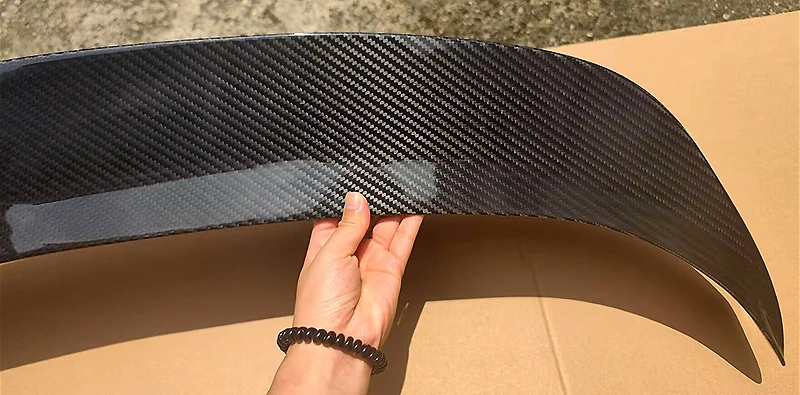 Dry carbon roof spoiler detail