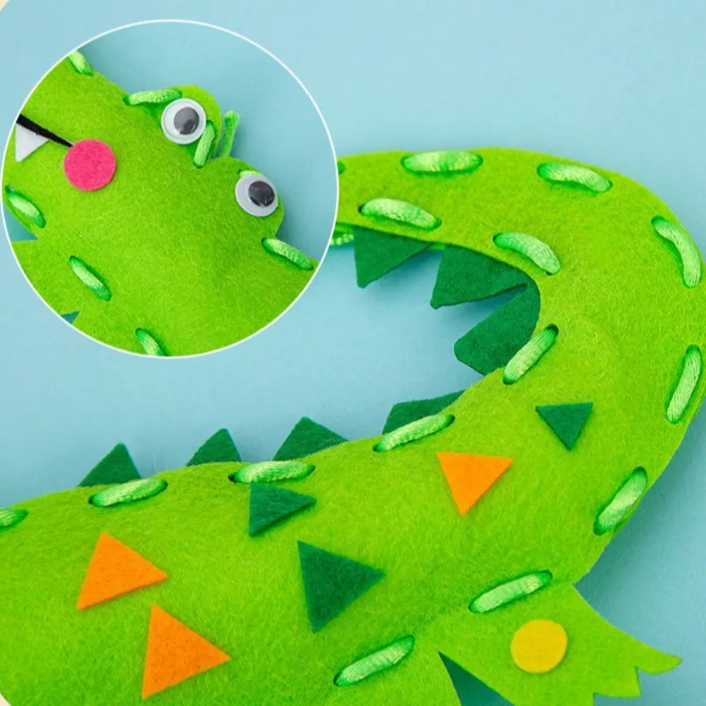 Sewing Kit for Beginner Kids Arts Crafts Cute Cartoon DIY Projects of Stuffed Animal Dolls Pendant Shoulder Bag Threaded Toys