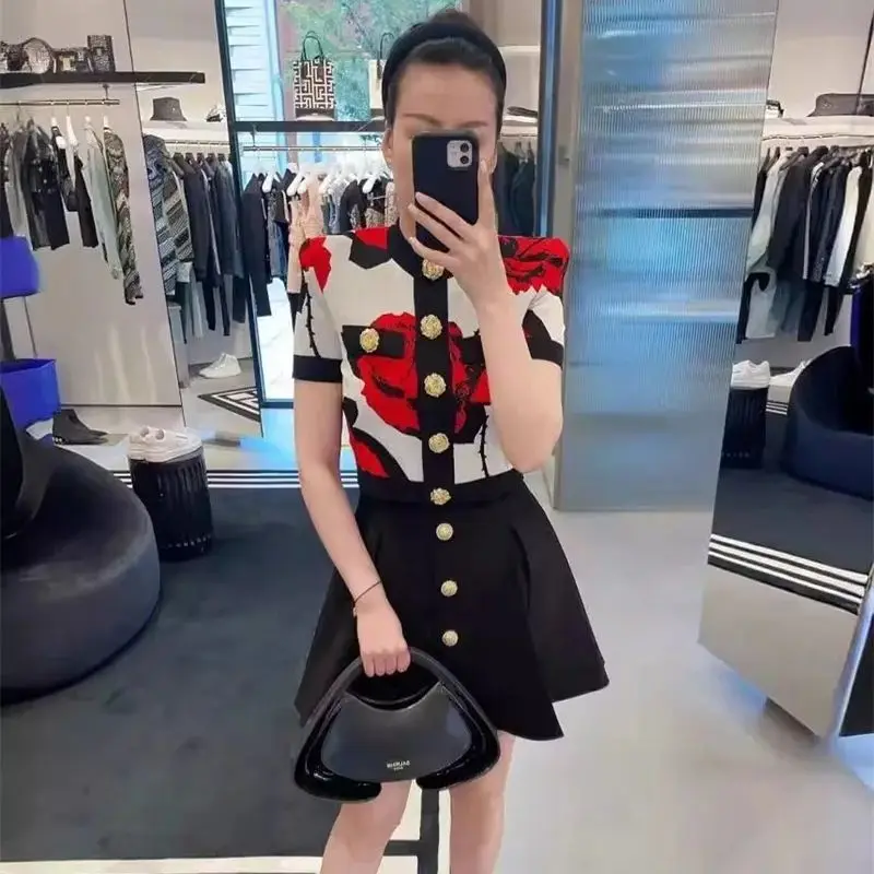 

Women Summer Retro Slim Wool Knitwear 333A Fashion Metal Button Knit T-Shirt Elegant Rose Jacquard Short Sleeved Sweater Top
