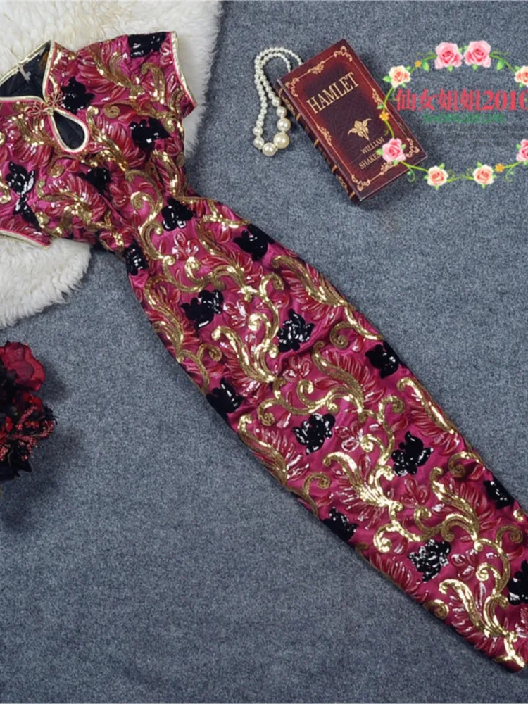 

A new Chinese-style cheongsam with han-red hairband and sequined embroidery