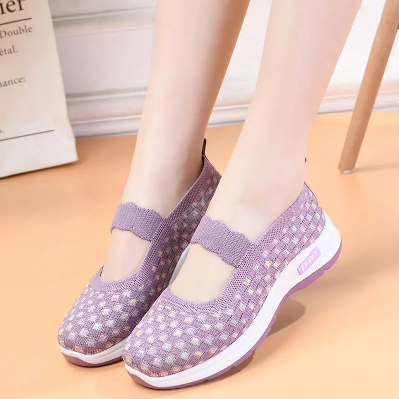 New Breathable Mother's Shoes In Summer Light Soft Soled Sports Walking Shoes One Foot Net Shoes Anti Slip Women's Shoes