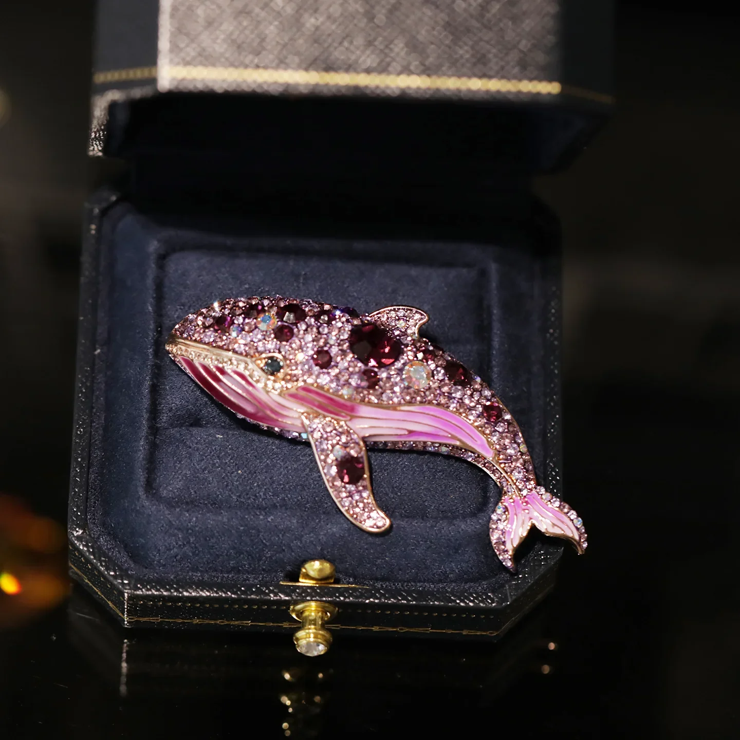 

Purple Marine Creature Whale Brooch High-End Artistic Jewelry Museum Periphery Accessories Unique Collectible Pin