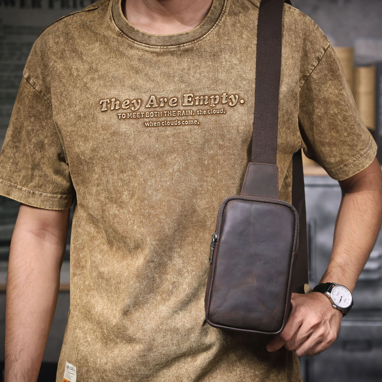 Premium-Brusttasche aus echtem Leder für Herren, Vintage-Umhängetasche aus Vollnarbenleder, Umhängetasche, Sling Bag, Tagesrucksack mit großem Fassungsvermögen – Detail 5