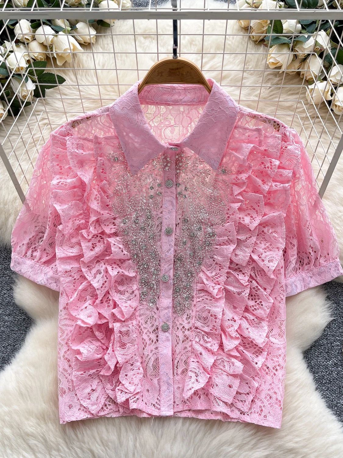 قميص دانتيل ماسي مزين ثقيل على الموضة للنساء صيفي بأكمام فقاعية وزر واحد على الطراز الكوري بلوزة فضفاضة