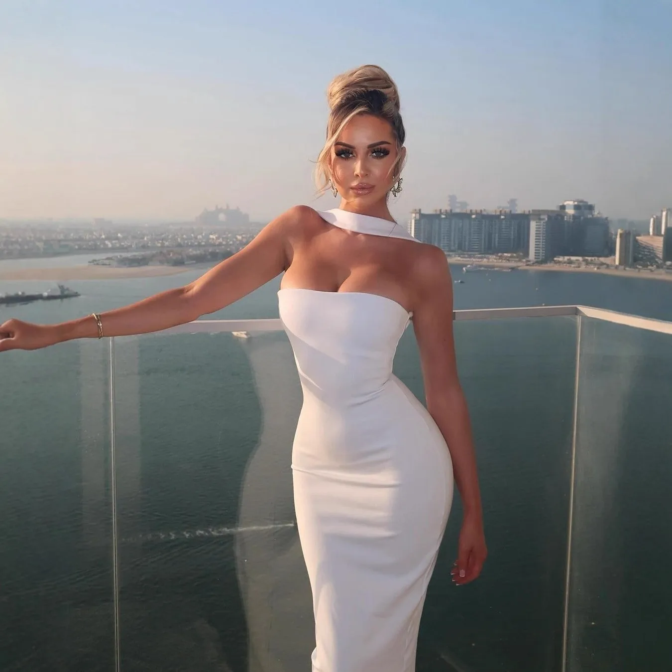 Vestido midi plisado sin mangas con hombros descubiertos para mujer, ideal para invitadas de boda, fiestas de verano, elegante, de color liso con abertura y dobladillo enrollado.