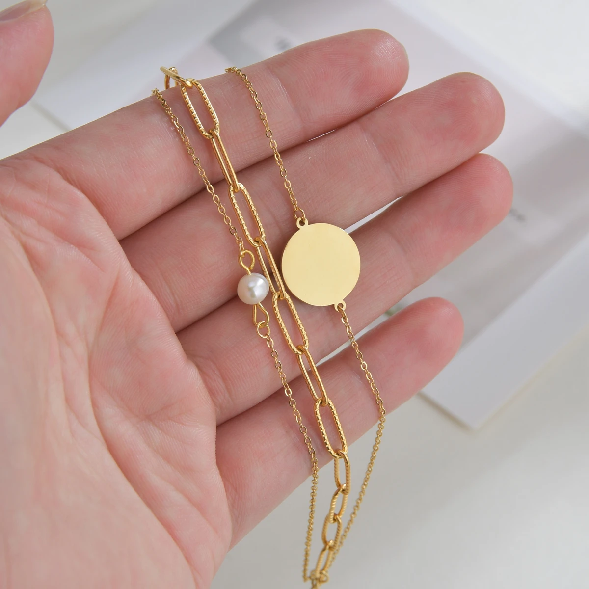 Kissmoon Bohemia Dreischichtiges Sunburst Runde Plakette Imitationsperle Edelstahl Goldfarbenes Armband für Frauen Schmuck Geschenke