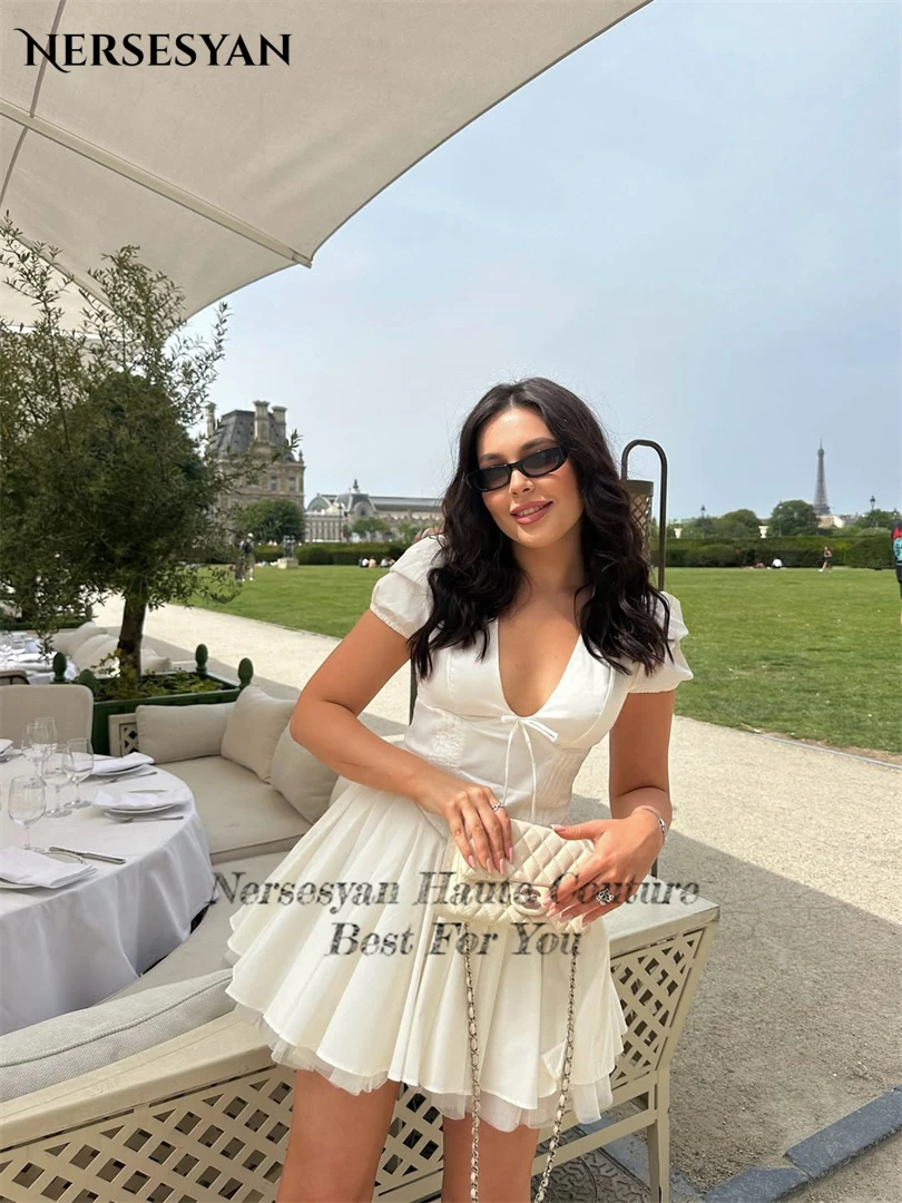 Nersesyan robes de bal simples col en V manches courtes plis gonflés Satin Mini robes de soirée dos nu robe d'invité de retour personnalisé