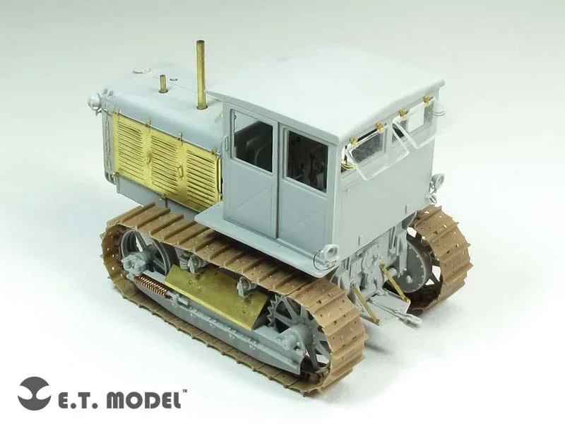 ET modèle 1/35 E35-193 russe ChTZ S-65 tracteur avec engagé