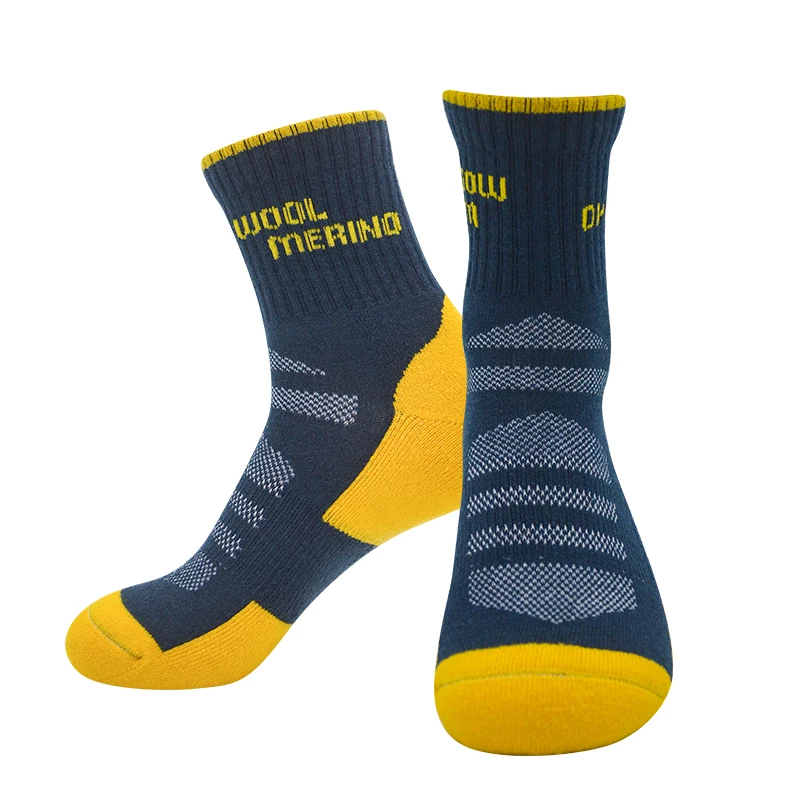 Boutique merino outdoor wool mid-tube socks for mountaineering travel, suitable for keeping warm, comfortable, deodorant and swe